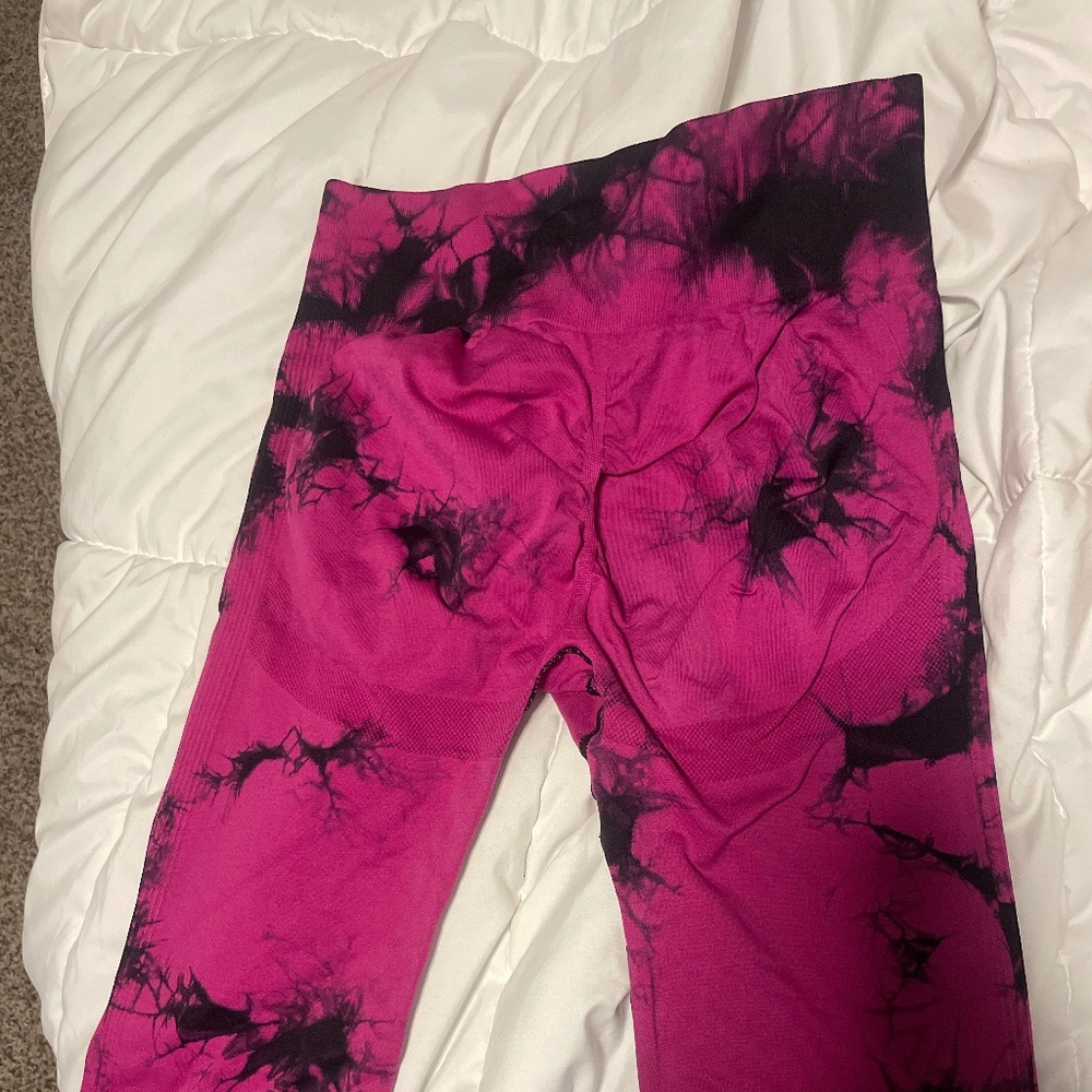 Tie-Dye Seamless Leggings - Magenta & Black | Size Medium